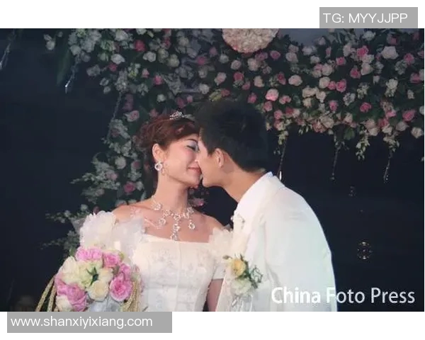 足球明星与爱妻甜蜜接吻瞬间展现幸福生活的美好画面